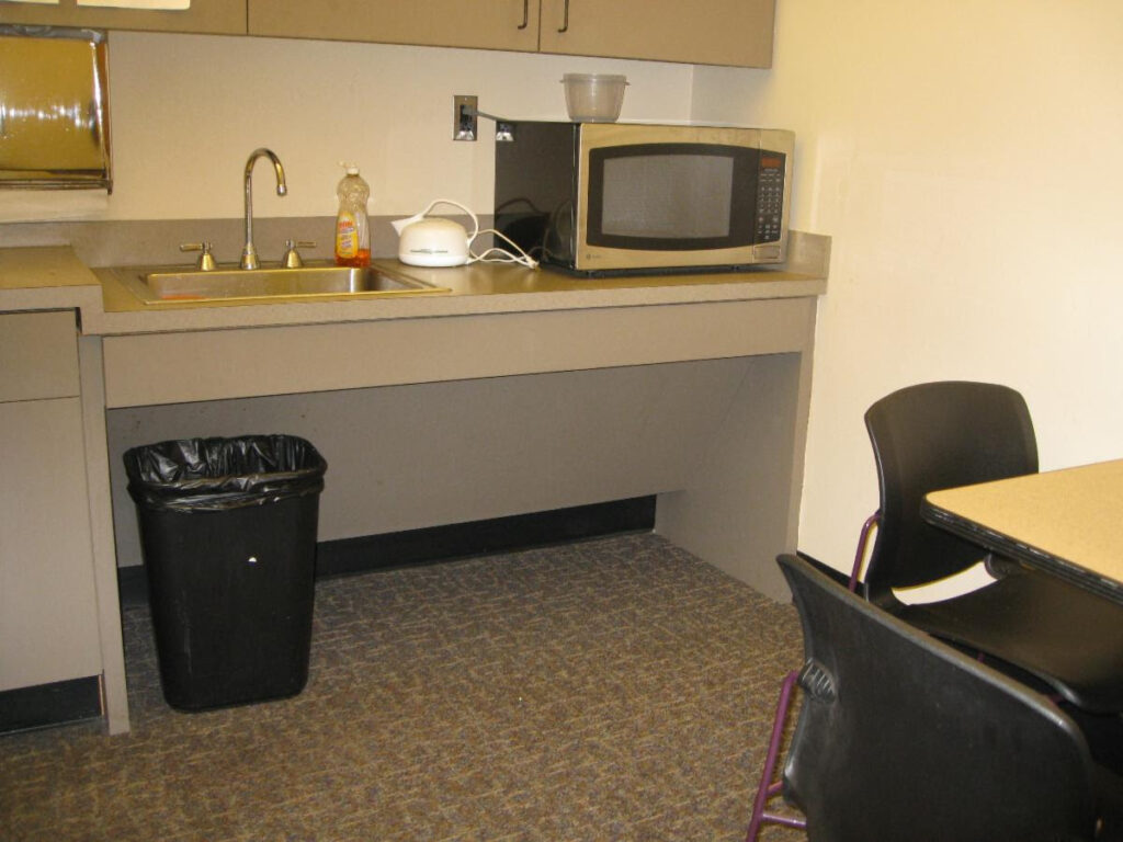 When can a sink be allowed to have a parallel approach? Abadi Access