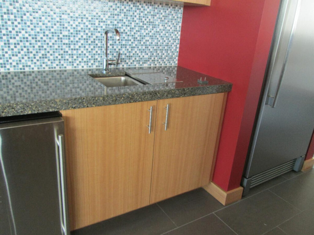 When can a sink be allowed to have a parallel approach? Abadi Access